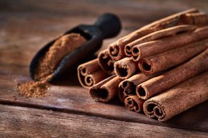 Cannella: proprietà terapeutiche, benefici e controindicazioni