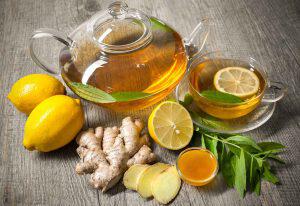 rimedio naturale contro l'influenza con miele, zenzero e limone.
