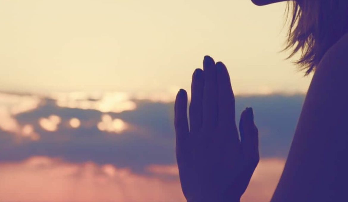 8 posizioni yoga per praticare gratitudine