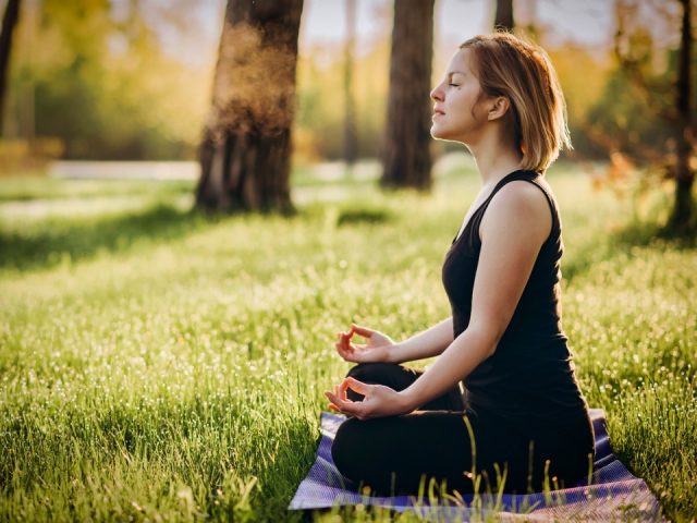 Ecco cinque semplici tecniche di pranayama, la respirazione yogica, per aiutarci a migliorare salute e benessere.