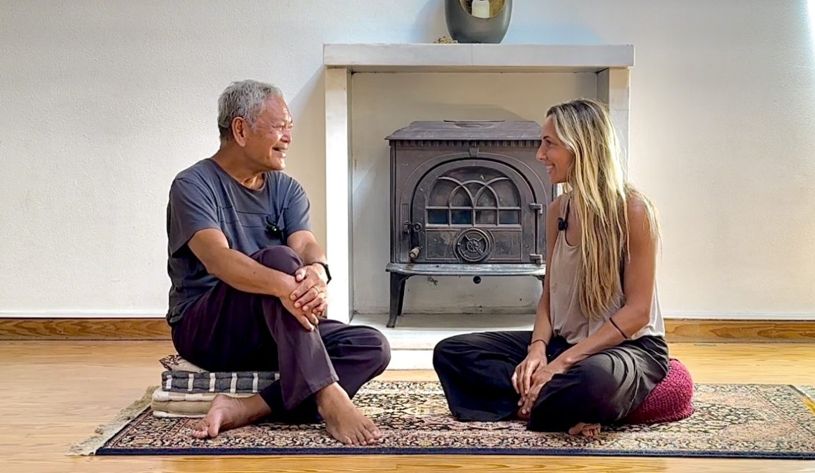 Un’intervista intensa di Tew Bunnag sulla “pace nel cuore”: come paura e lutto segnano la nostra vita, e come pratiche corporee, spirituali e condivise possono trasformarli in energia vitale e benessere autentico.