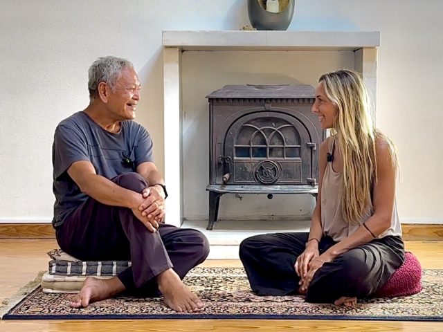 Un’intervista intensa di Tew Bunnag sulla “pace nel cuore”: come paura e lutto segnano la nostra vita, e come pratiche corporee, spirituali e condivise possono trasformarli in energia vitale e benessere autentico.